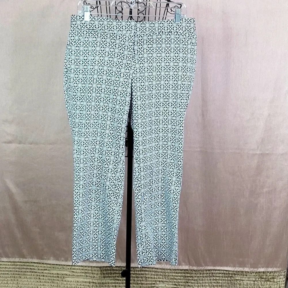 LAUNDRY BY SHELLI SEGAL Black and White Floral Capri Pants Size 8‎
